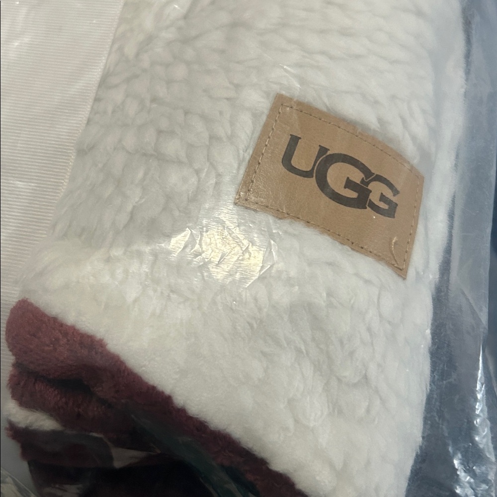 UGG Maroon and Cream Plush Throw, NEW sealed bag - Picture 6 of 7